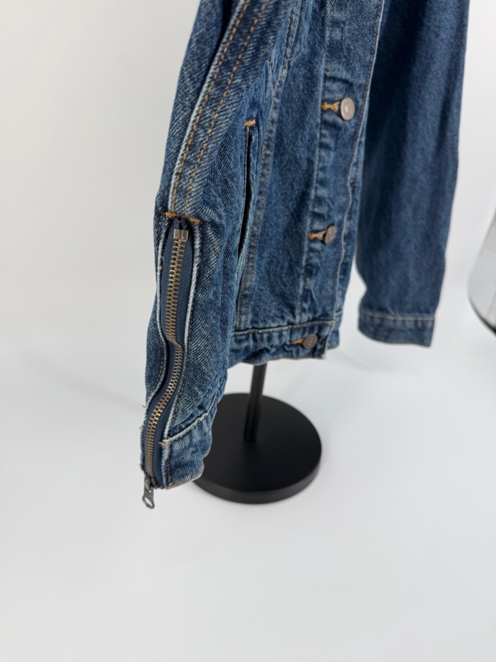 Levi’s Women’s Trucker Denim Jacket 74457 Side Zip Hem Blue L NWT - Picture 3 of 16